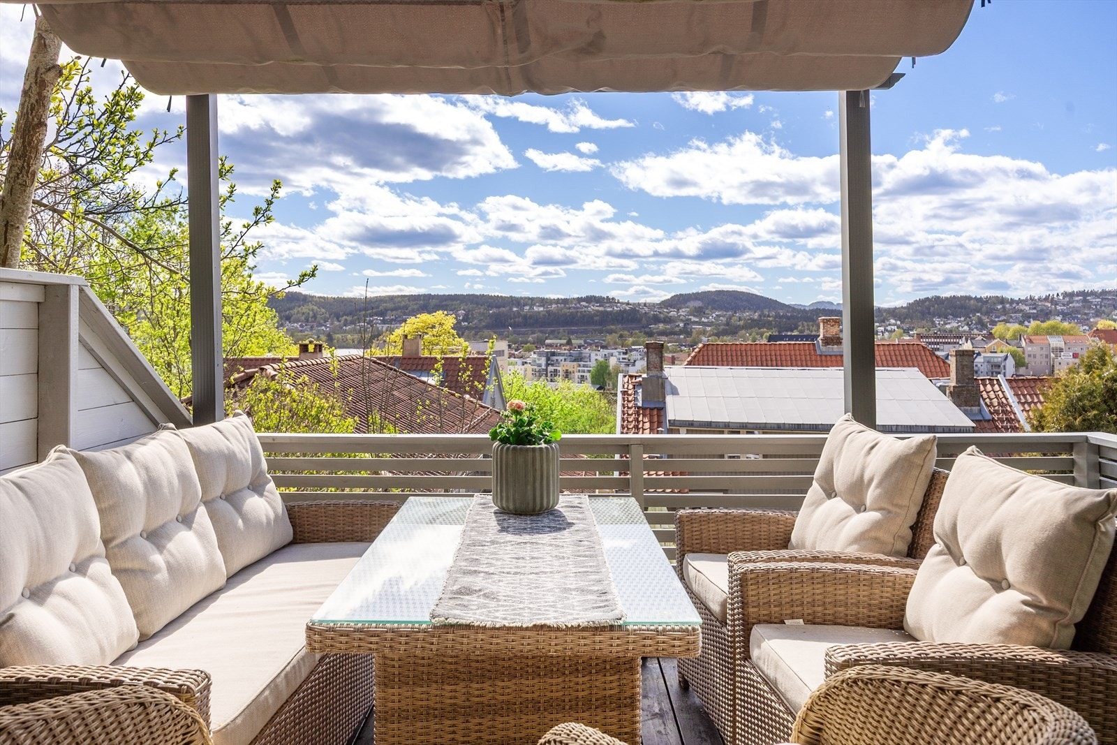 Fra den øverste terrassen er det flott utsikt over bydelen - en privat sone for å nyte omgivelsene. Galleribilde