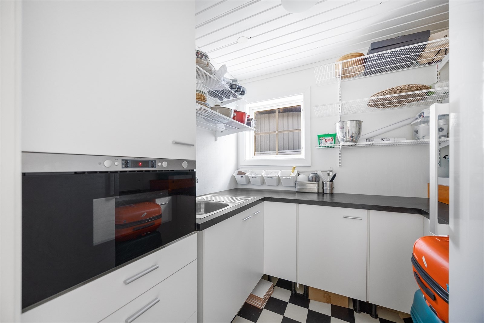 Praktisk grovkjøkken med ekstra stekeovn, skyllekar og rikelig med hylleplass. Galleribilde
