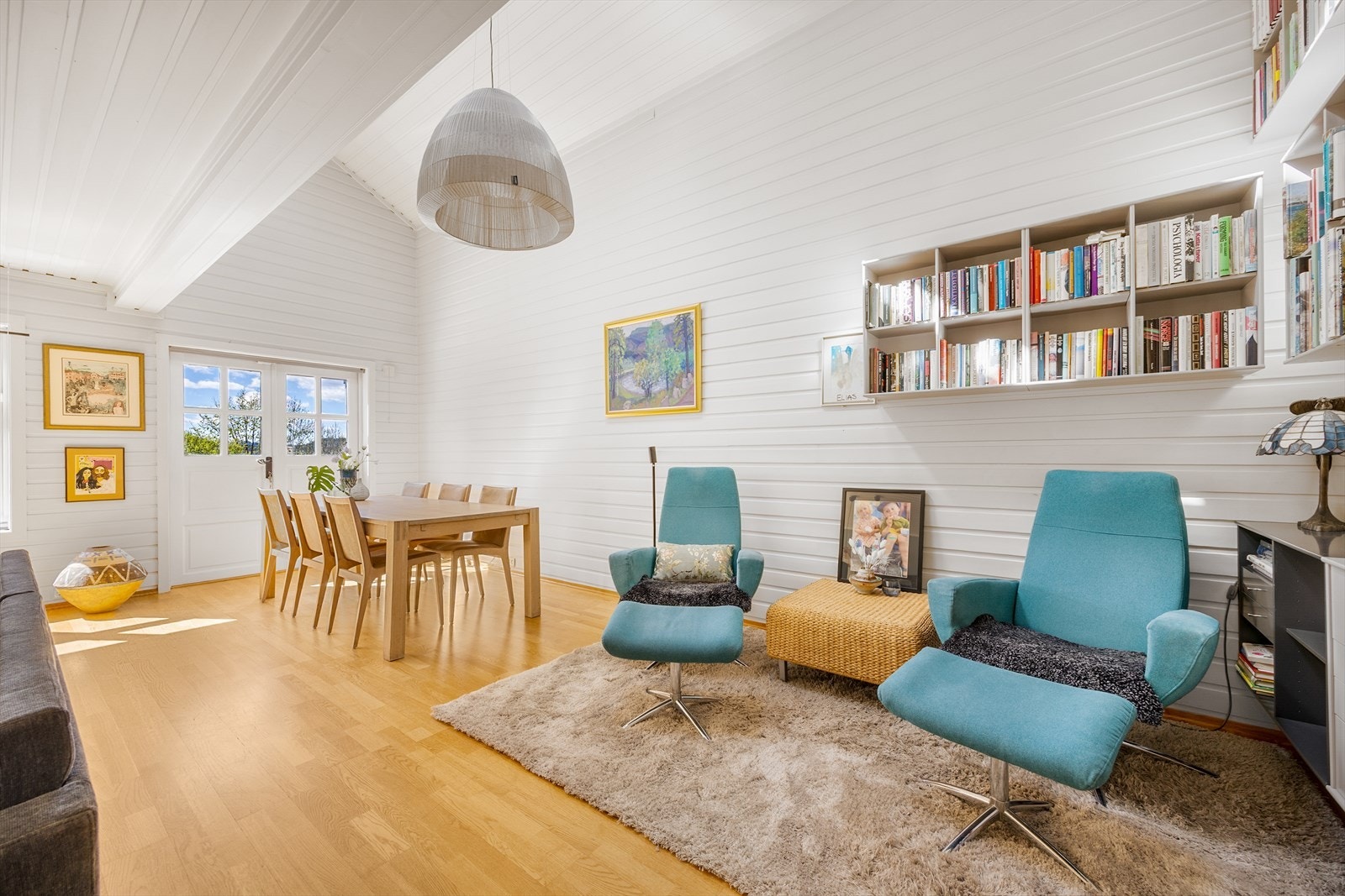 Den store takhøyden i deler av stuen gir en luftig og åpen atmosfære. Galleribilde