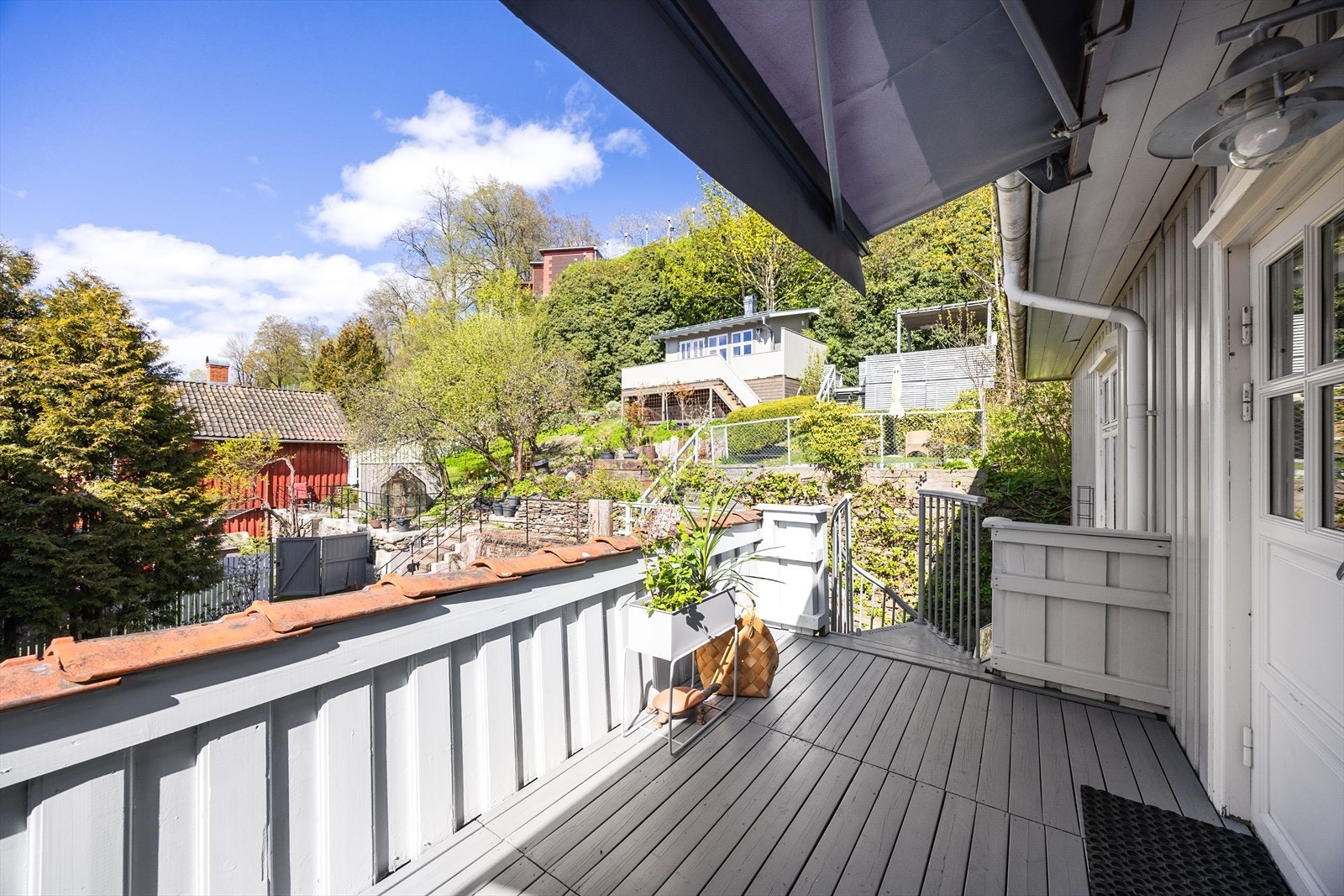 Verandaen gir en fin oversikt over den private hagen. Galleribilde