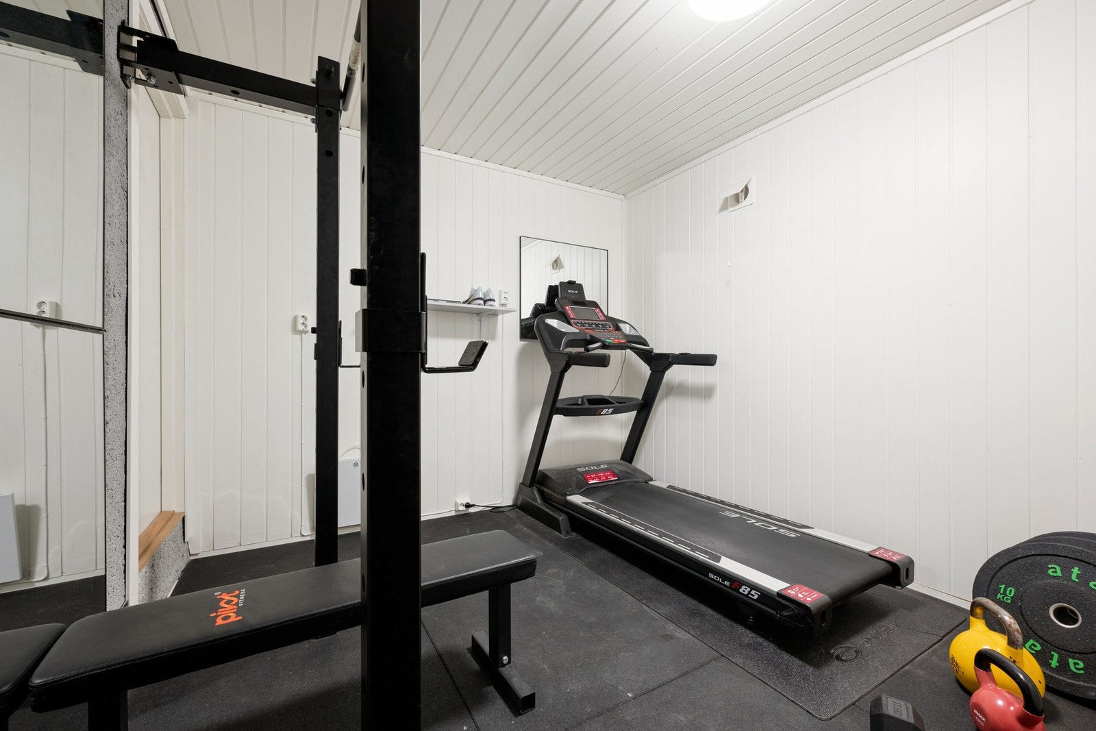 En liten del av garasjen er bygd om til en bod/et rom som nåværende eiere bruker som treningsrom. Dette kan greit tilbakeføres til garasje om ønskelig. Galleribilde