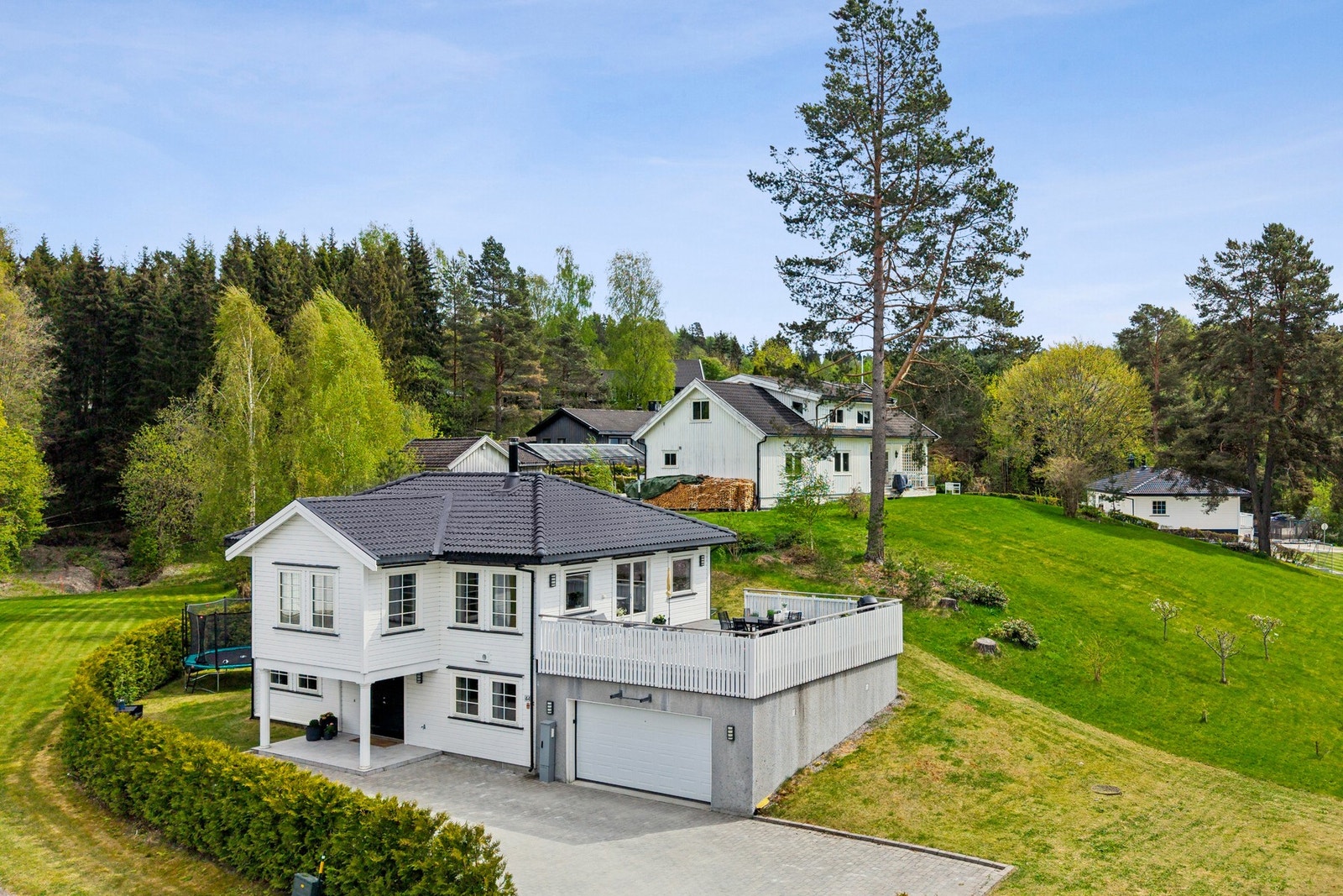 Boligen har en familievennlig planløsning over to etasjer og inneholder blant annet 4 soverom, romslige oppholdsrom, kjøkken i åpen løsning og gode oppbevaringsmuligheter. Galleribilde