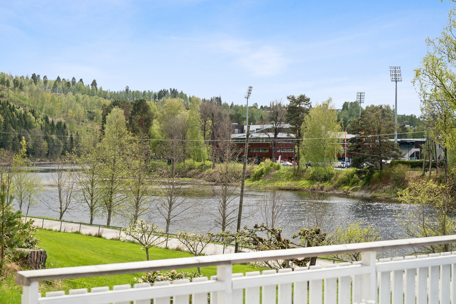 Fra terrassen kan utsikten til elven nytes! Galleribilde