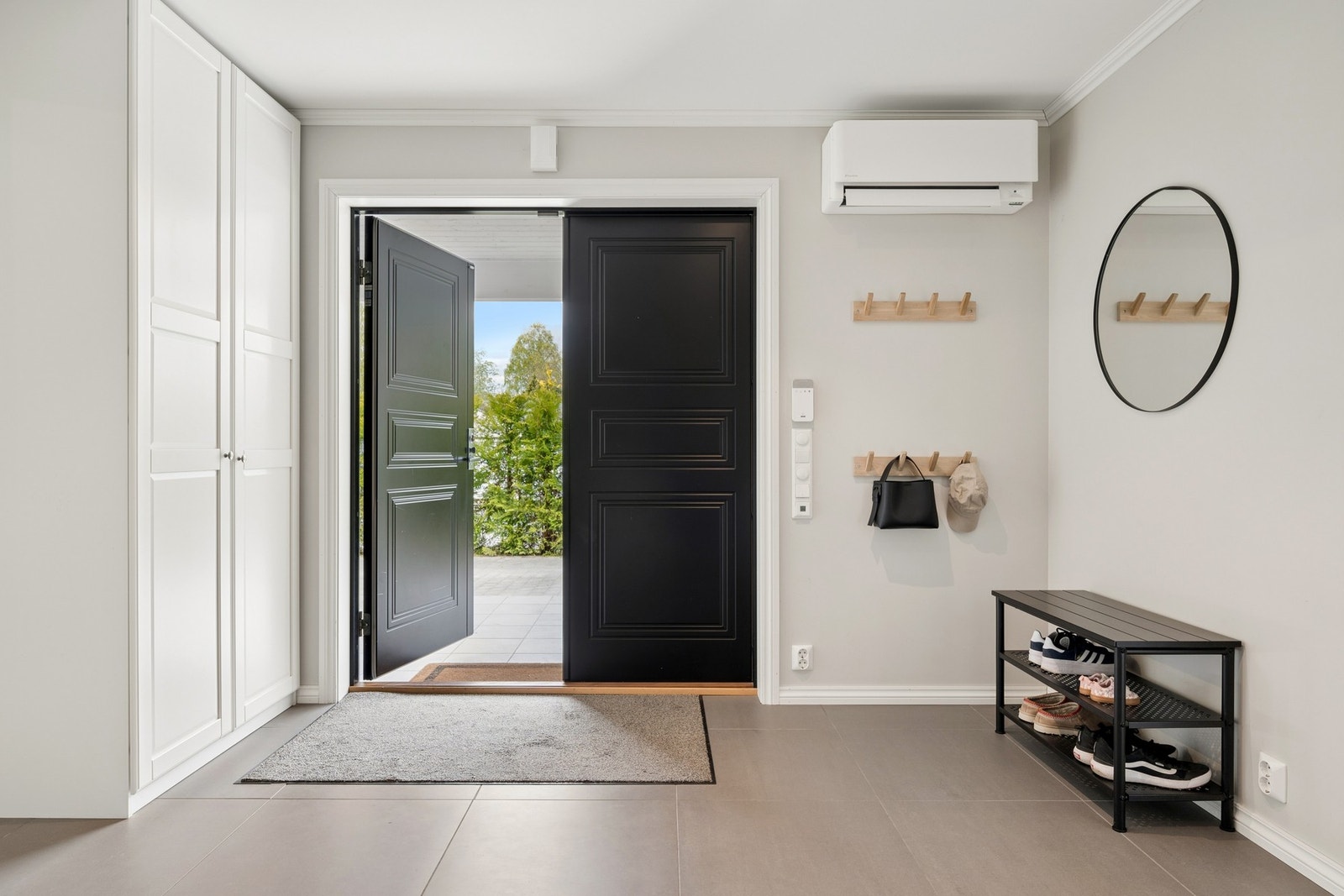 Velkommen inn - entréen er lys og delikat. God plass til å hensette sko og yttertøy. Galleribilde
