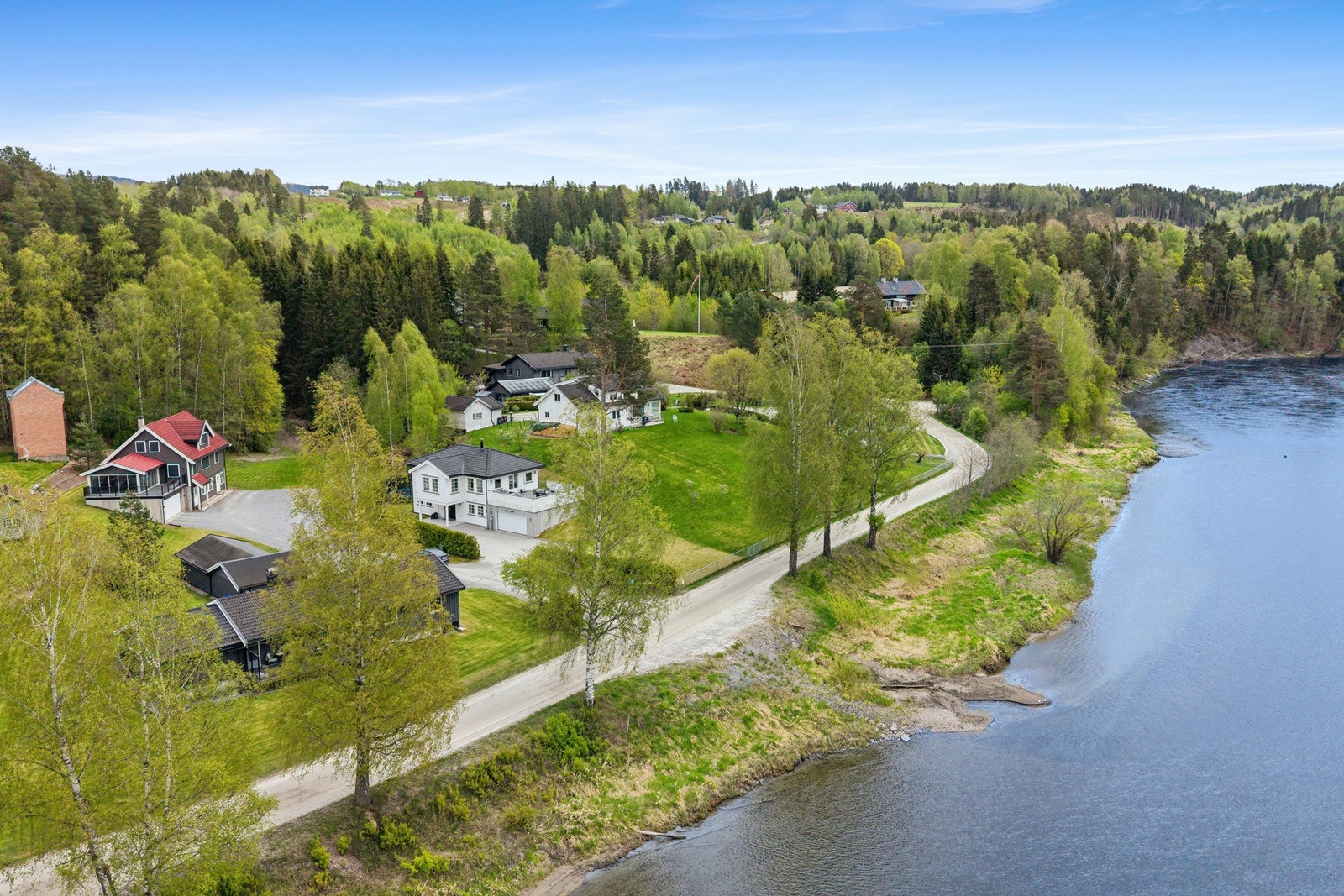En moderne og innholdsrik enebolig fra 2017 med attraktiv beliggenhet nær Hønefoss sentrum. Galleribilde