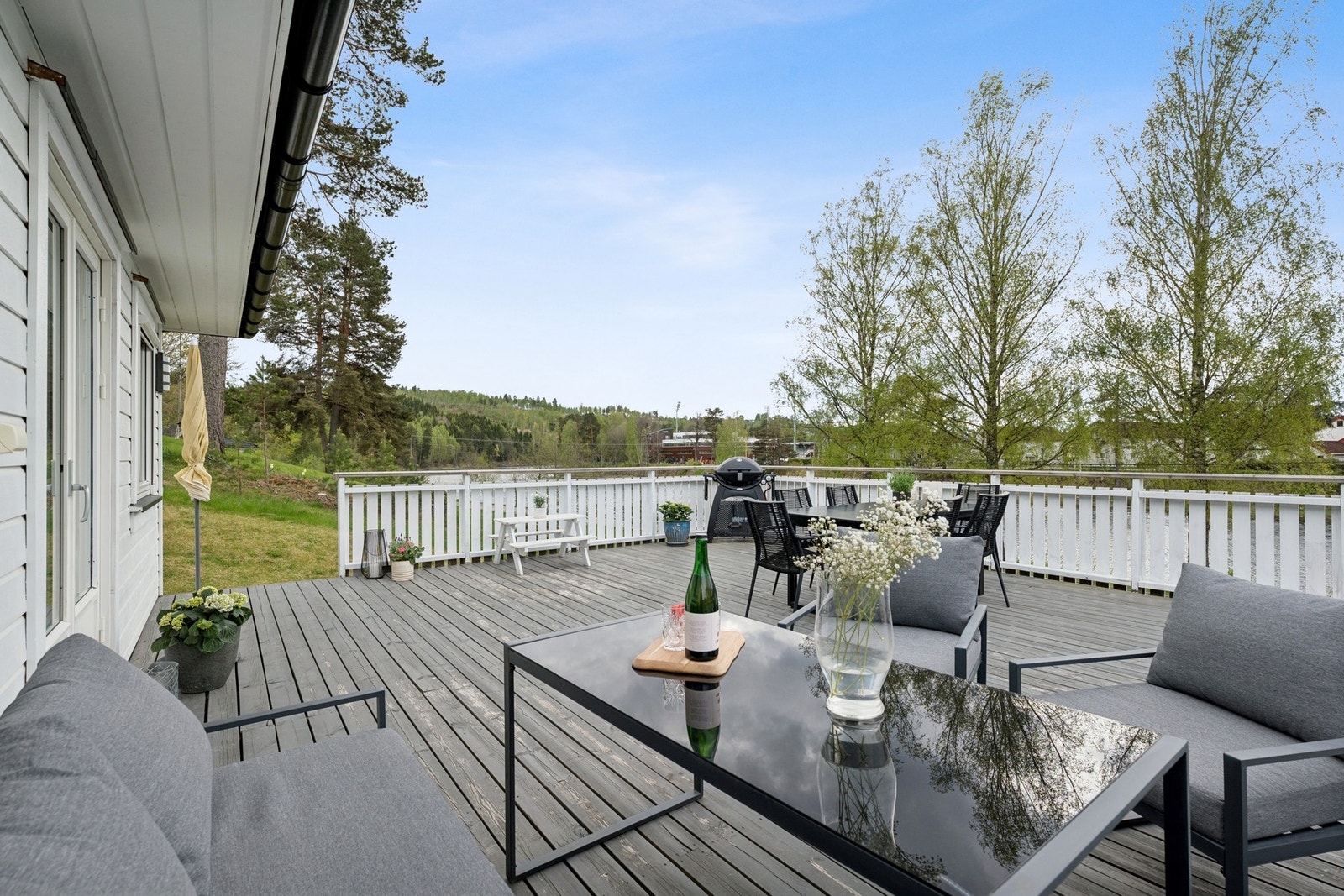 Inviter venner over for grilling om sommeren. Galleribilde