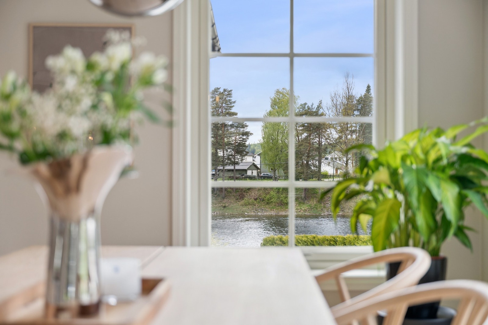 Utsikt til elven er det også herfra. Galleribilde