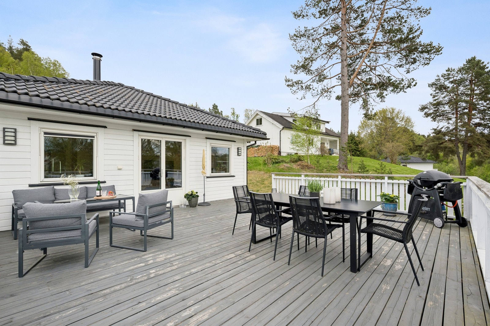 Terrassen strekker seg over garasjen - her er det god plass til utvendig møblement. Galleribilde