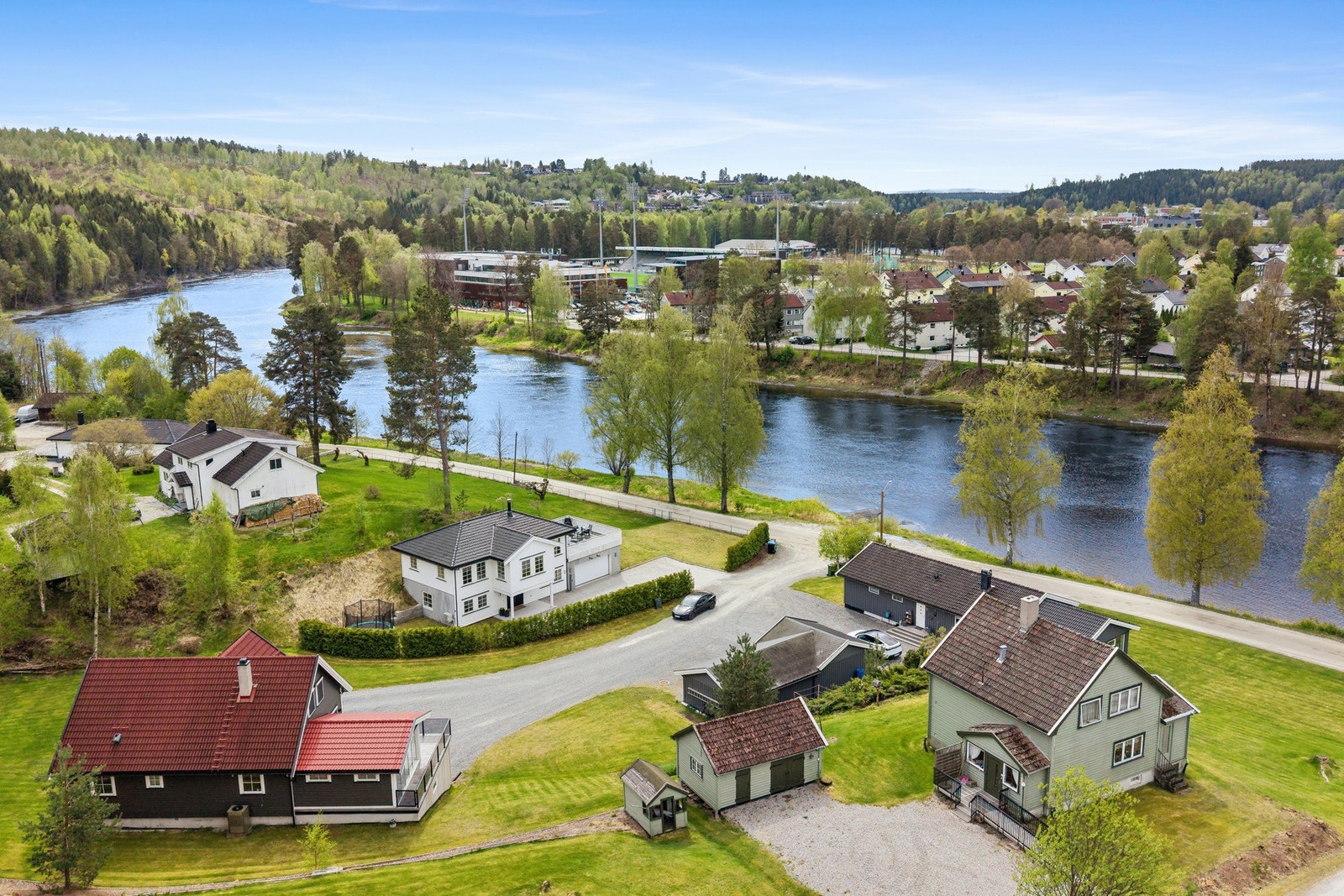 Her bor man med nærhet til både natur, elva og et bredt utvalg av service- og aktivitetstilbud. Galleribilde