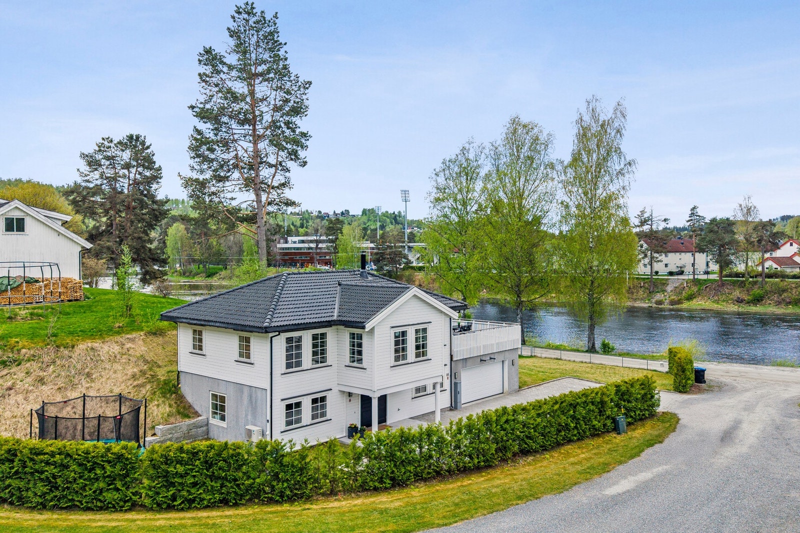 Eiendommen ligger i et rolig og etablert boligområde med kort vei til sentrum, skoler, barnehager og flotte tur- og rekreasjonsområder. Galleribilde