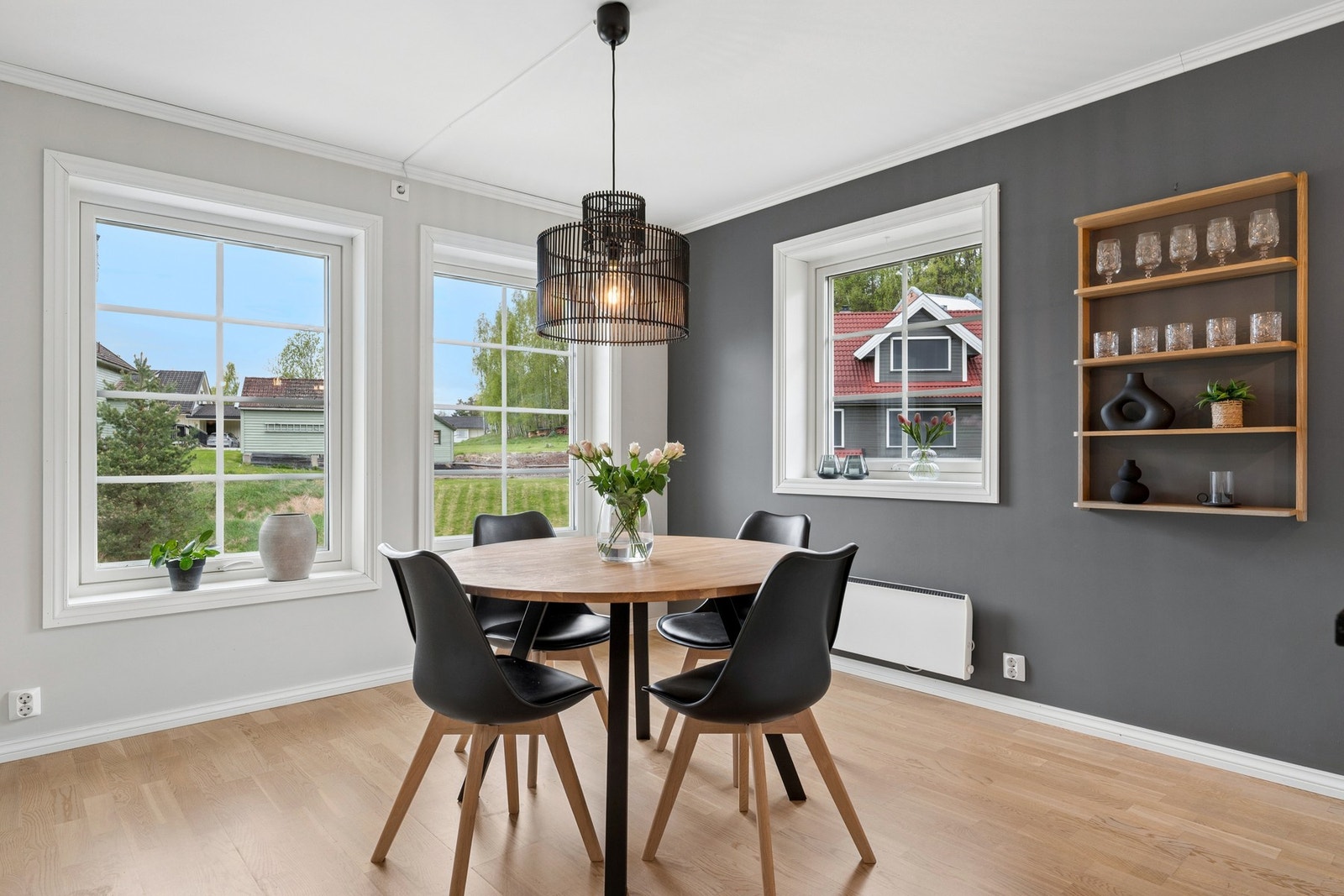 En herlig plass hvor familien kan samles rundt bordet å nyte middagen. Galleribilde