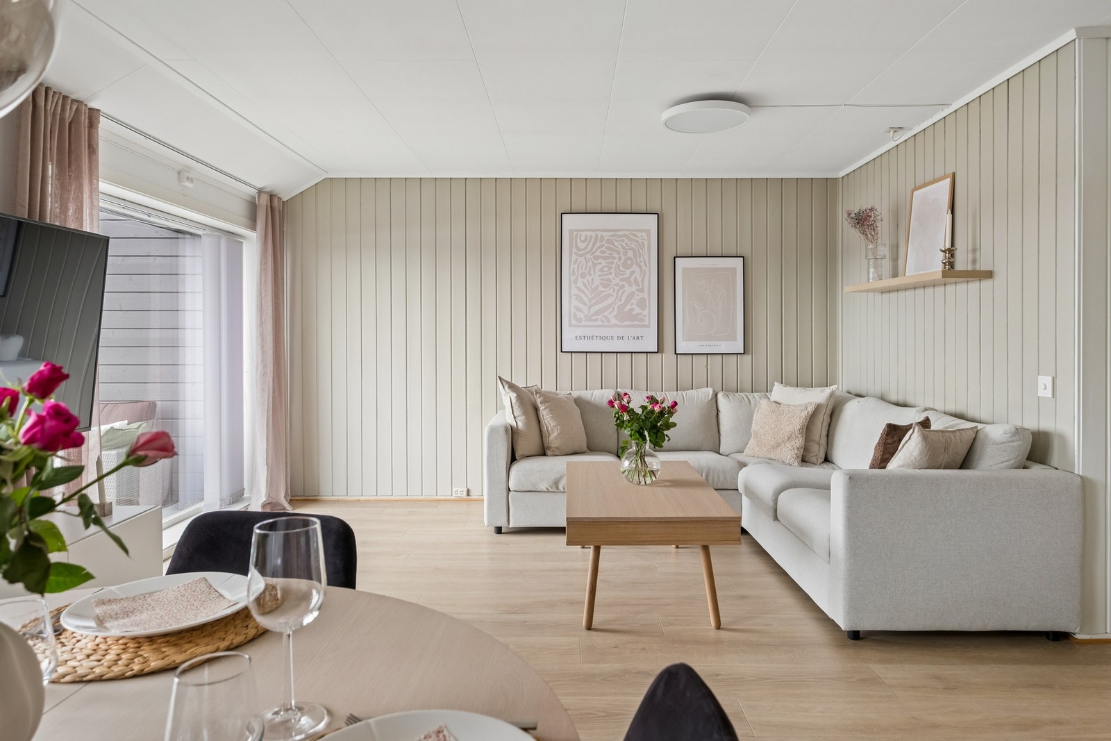 Felleskostnadene inkluderer bl.a TV/internett, kommunale avgifter, renovasjon, eiendomsskatt m.m. Galleribilde