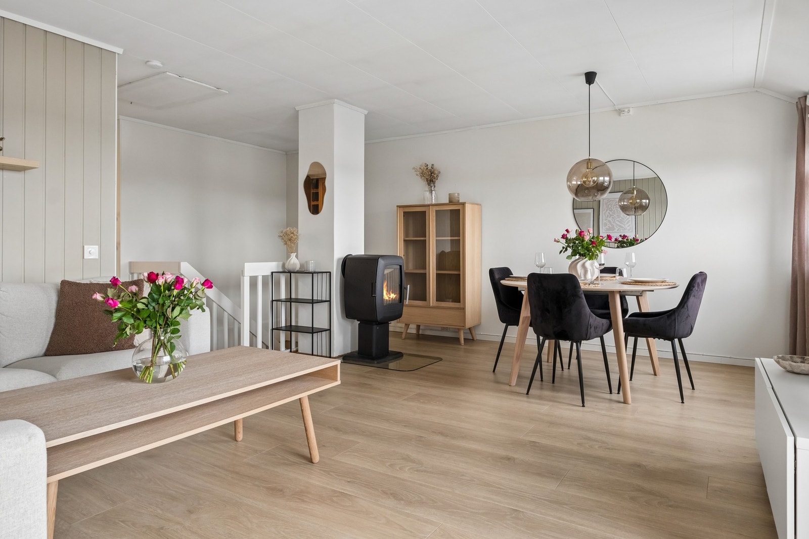 Boligen ligger fint og sentralt til med gang og sykkelavstand til byen. Galleribilde