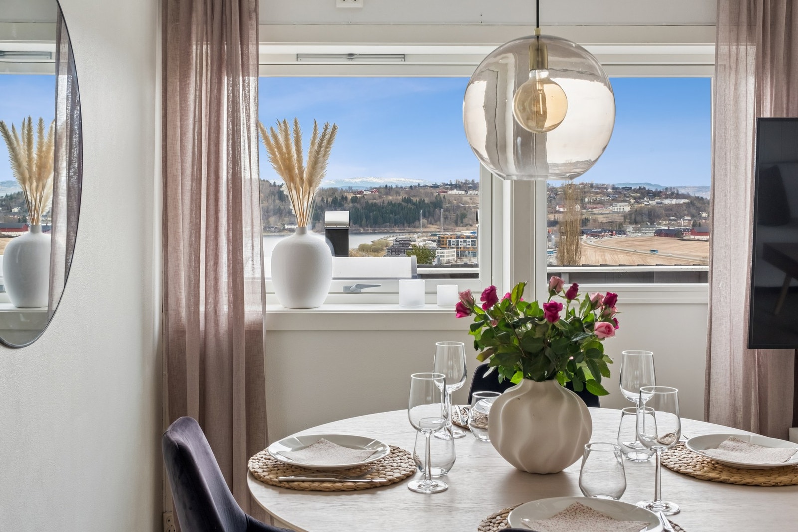 Fra stuen har man utgang til solrik terrasse. Galleribilde