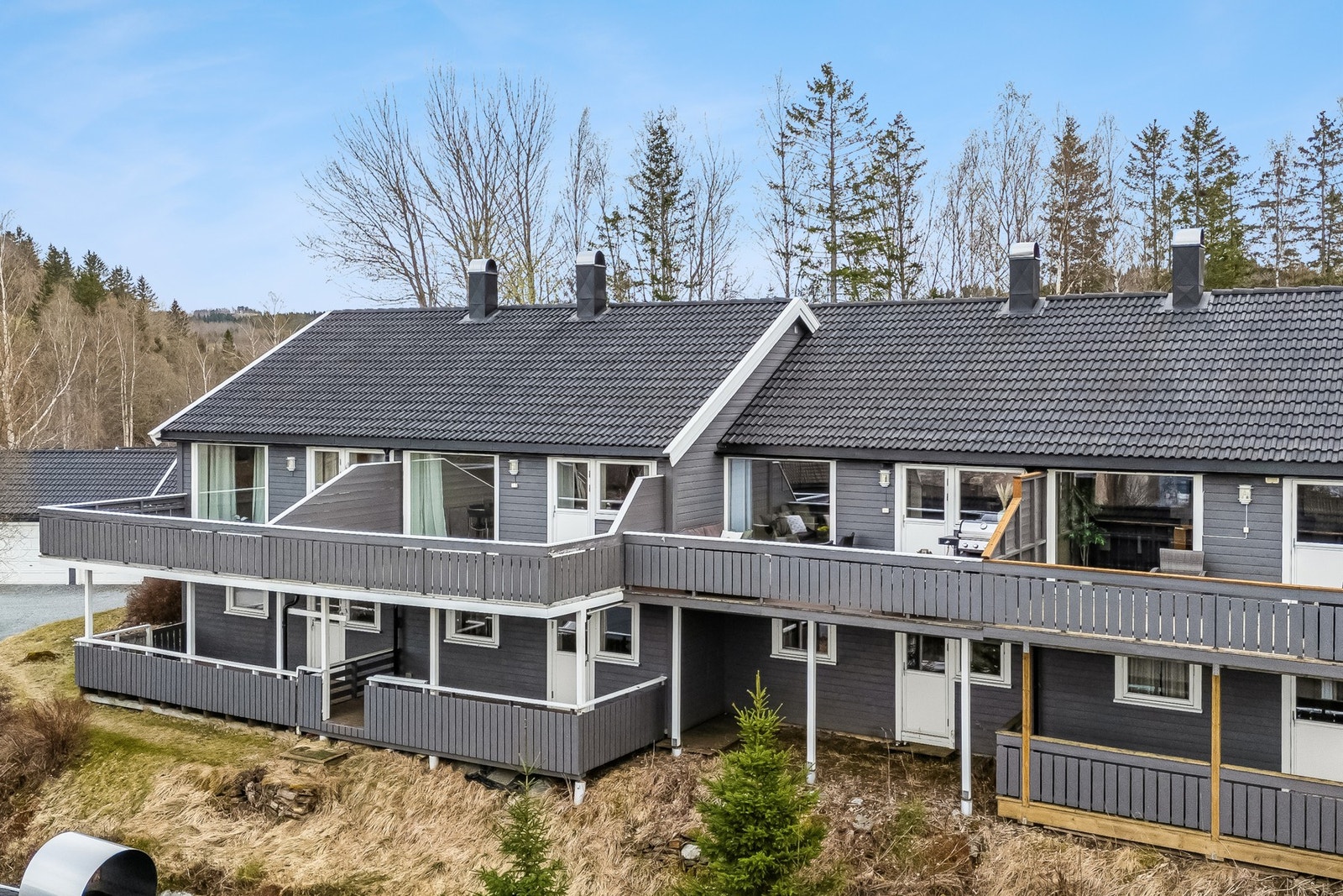I tillegg til skjermet uteplass på andre siden har man romslig terrasse med flott utsikt mot sentrum og Eidsbotn. Galleribilde