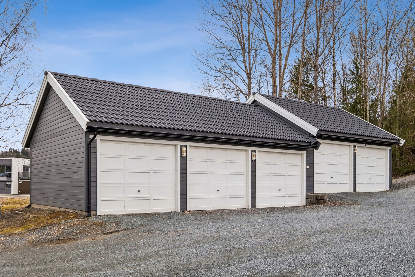 Boligen disponerer egen parkering i garasje. Galleribilde