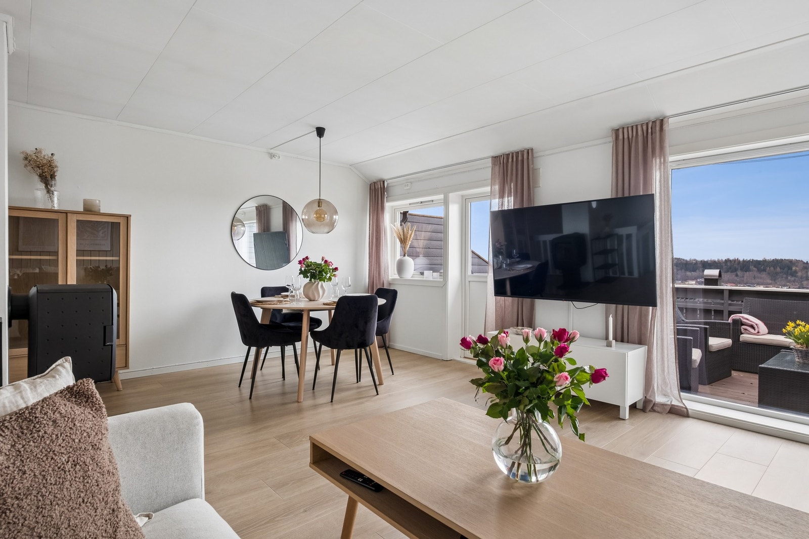 Stuen oppleves som lys og luftig. Galleribilde