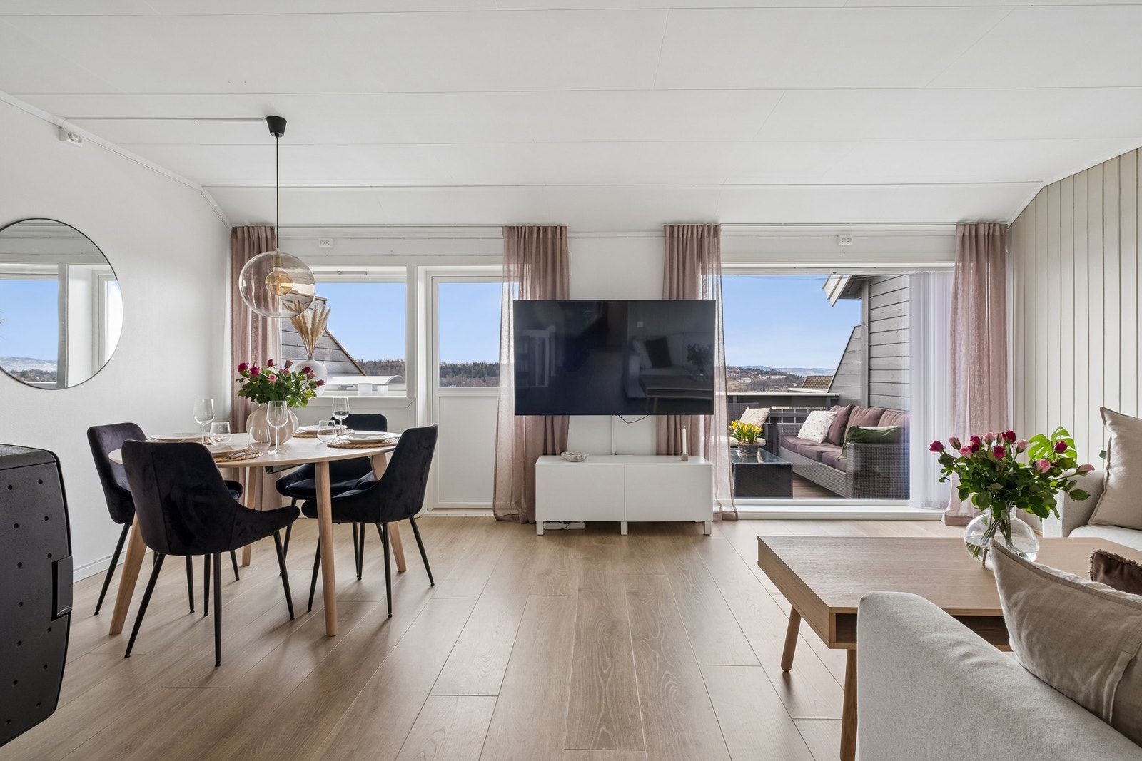 Lys og romslig stue med god plass til ønsket møblering. Galleribilde