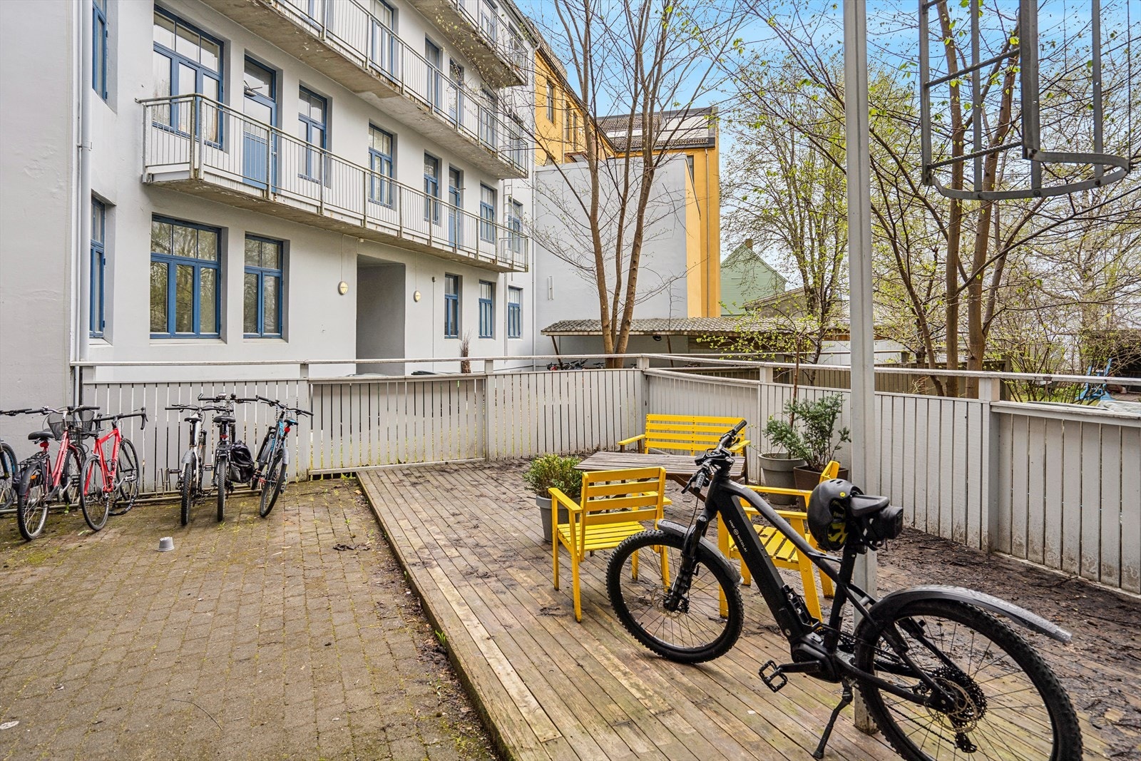 Felles bakgård med sitteplasser og sykkelparkering. Galleribilde
