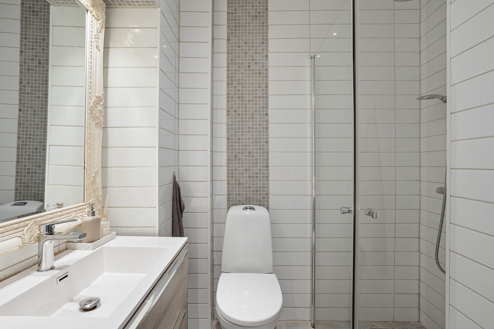 Badet er arealeffektivt møblert, og måler 2,7 kvm. Galleribilde