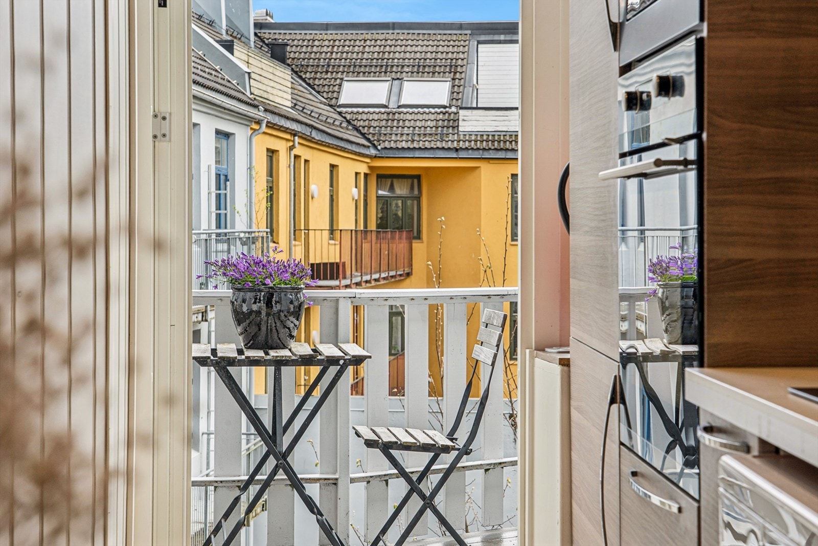 Fra kjøkken er det utgang til felles veranda hvor det er sol fra formiddag til kveld. Galleribilde