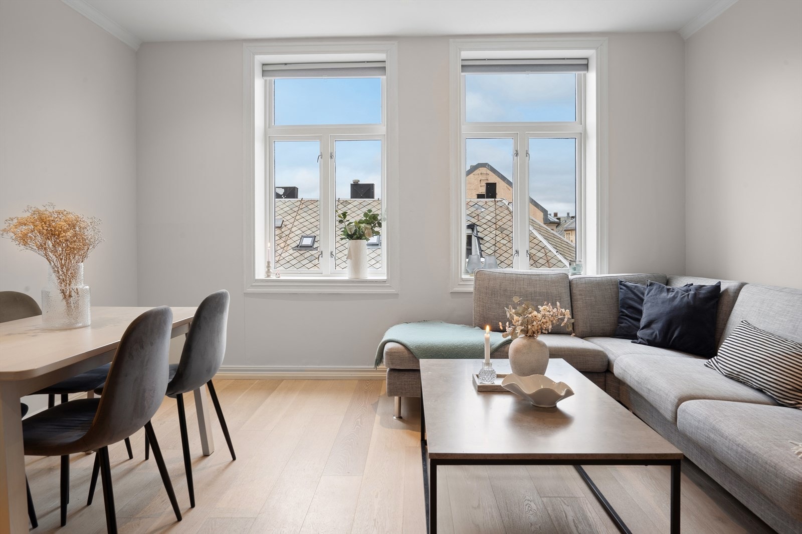 Stuen måler omtrent 19,6 kvm og har plass til både sofa og spisegruppe. Galleribilde