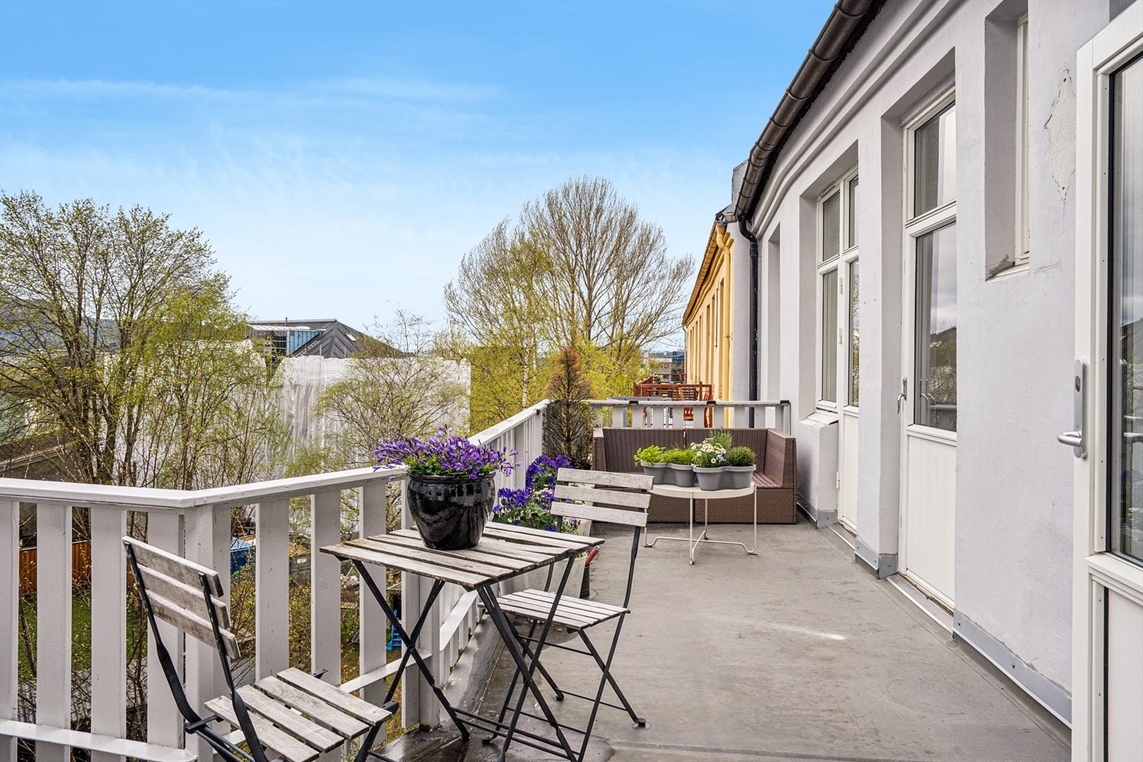 Det er også tilgang på en felles bakgård ved leiligheten. Galleribilde