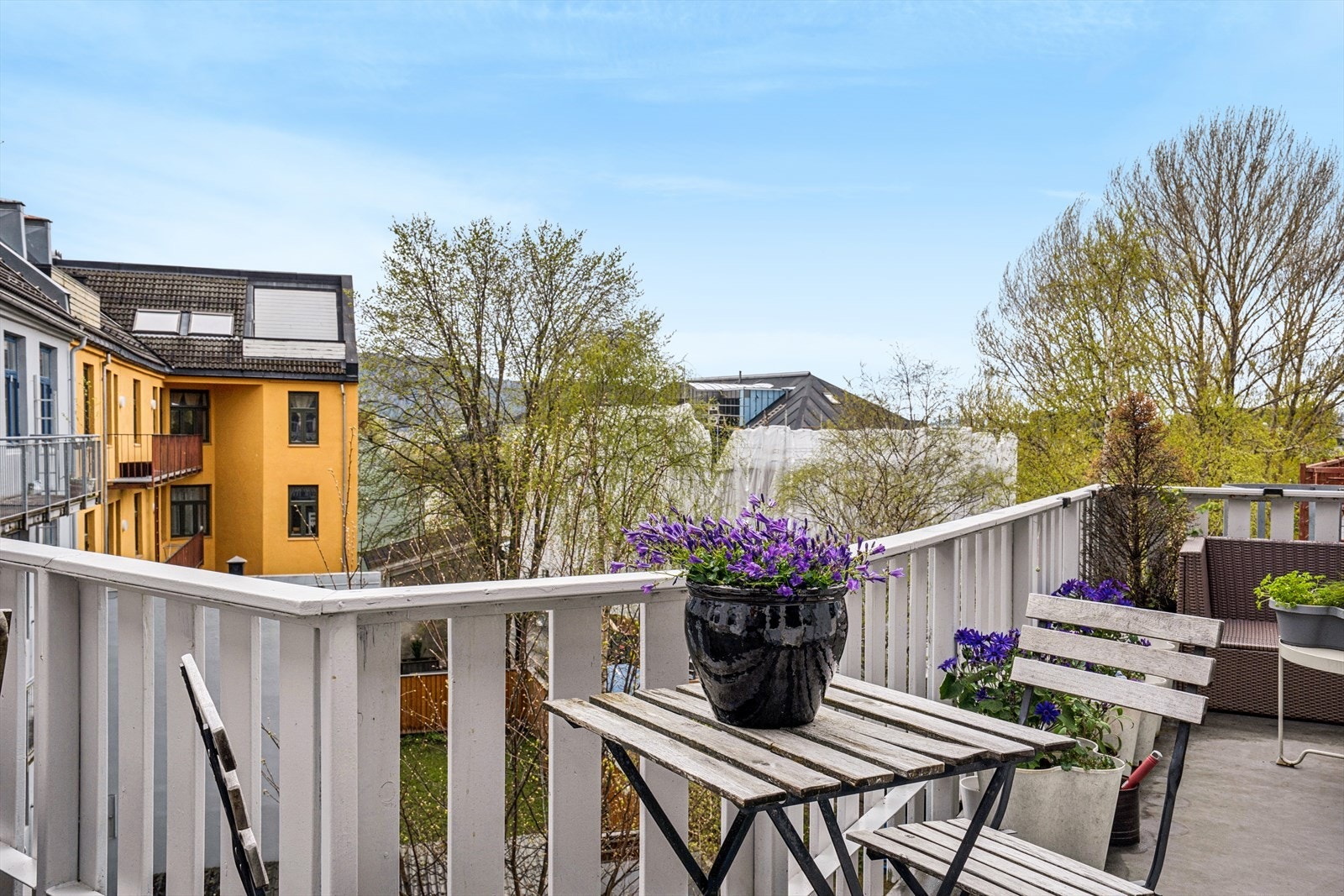 Her kan du nyte late sommerdager med sol fra formiddag til kveld. Galleribilde