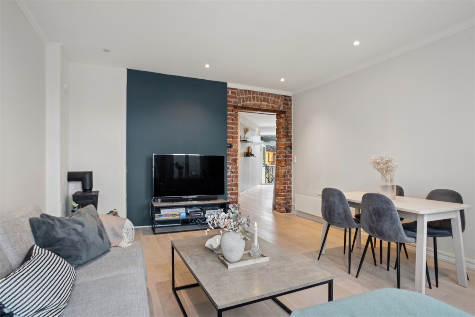 Spisestuen er naturlig integrert i den åpne løsningen, med god plass til et fullt spisebord - perfekt for både hverdagsmåltider og gjestemiddager. Galleribilde