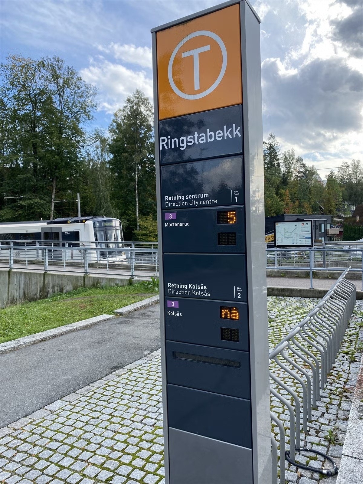 Få minutters gange til T-bane fra Ringstabekk stasjon - reisetid til Nationaltheatret er 18 minutter Galleribilde