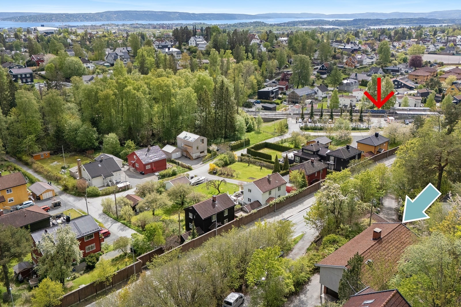 Boligen (blå pil) ligger i skrånende terreng på oversiden av Bærumsveien - kort vei til T-bane ved Ringstadbekk stasjon (rød pil) - gangavstand til Bekkestua Galleribilde