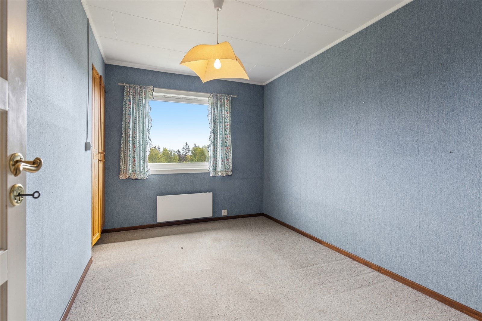 Soverom 2 med garderobeskap Galleribilde