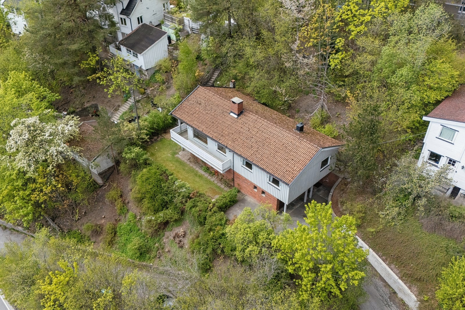 Enebolig - skrånende tomt - adkomstvei opp deles med en nabo Galleribilde