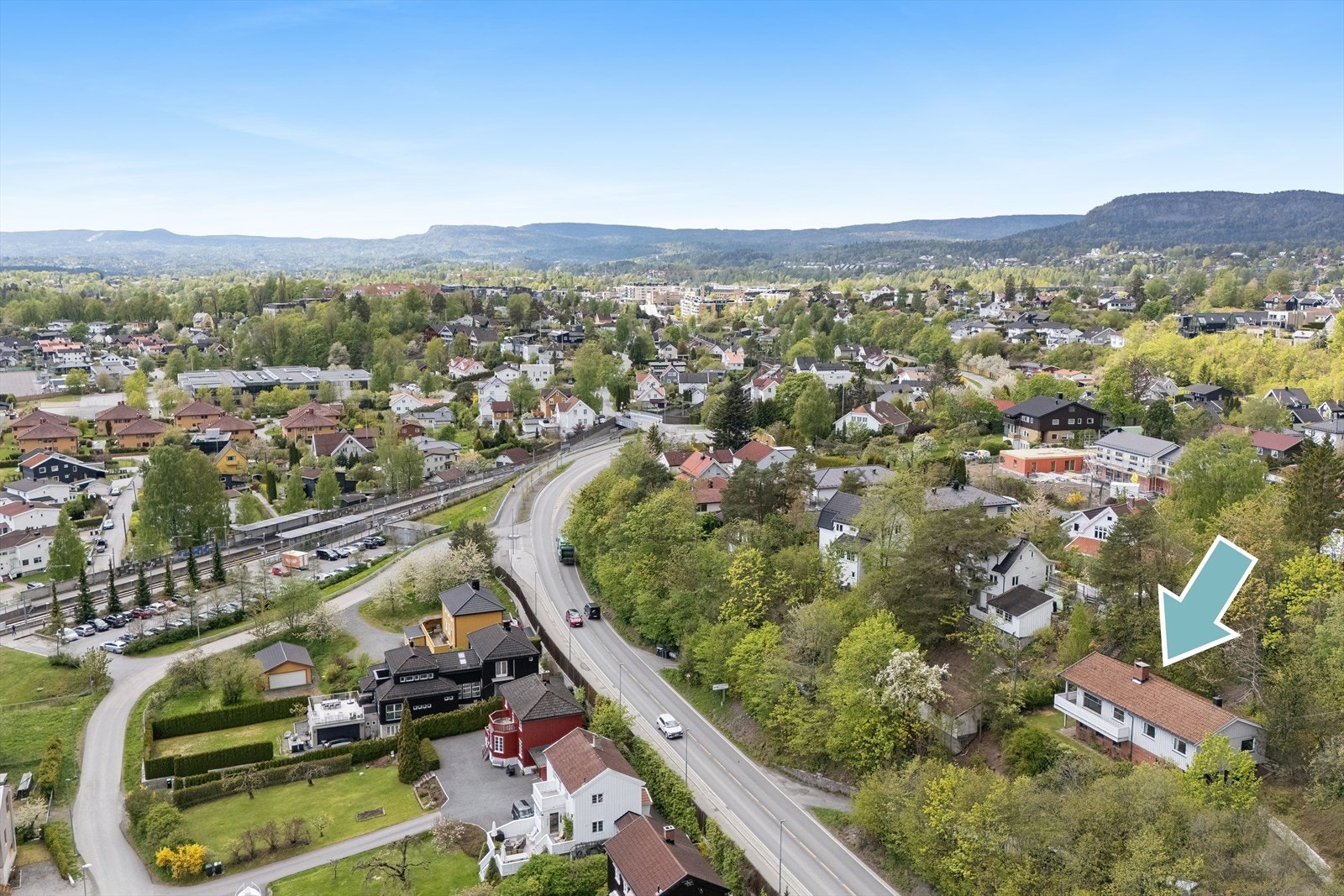 Fra boligen (blå pil) er det kort vei til T-bane ved Ringstabekk stasjon - gang avstand til Bekkestua.
Under visning anbefales å parkere på Ringstabekk stasjon og gå bort til eiendommen. Galleribilde