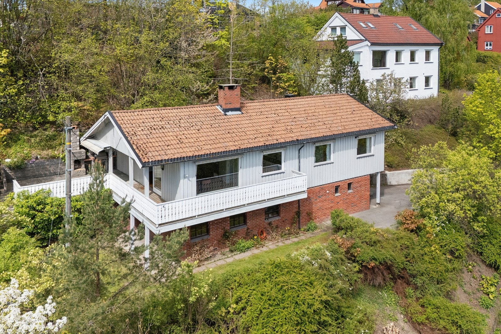 Enebolig over 2 plan på Jar - behov for full modernisering og oppgradering Galleribilde