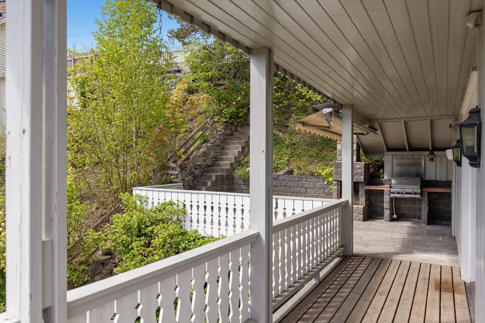 Terrasse og veranda - dels overbygget - trapp ned til hagen - lagringsbod under terrassdel Galleribilde