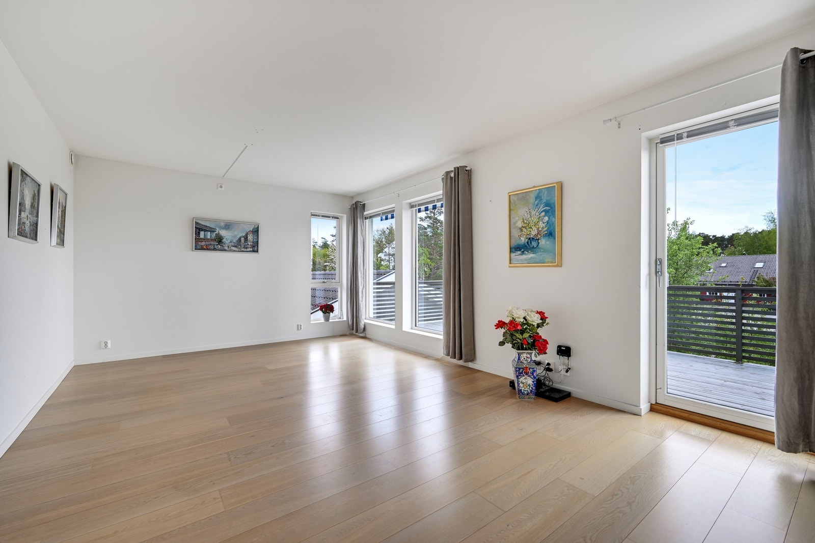 Stuen har god plass til både spisebord og sofagruppe, og store vindusflater gir rikelig med naturlig lys. Galleribilde