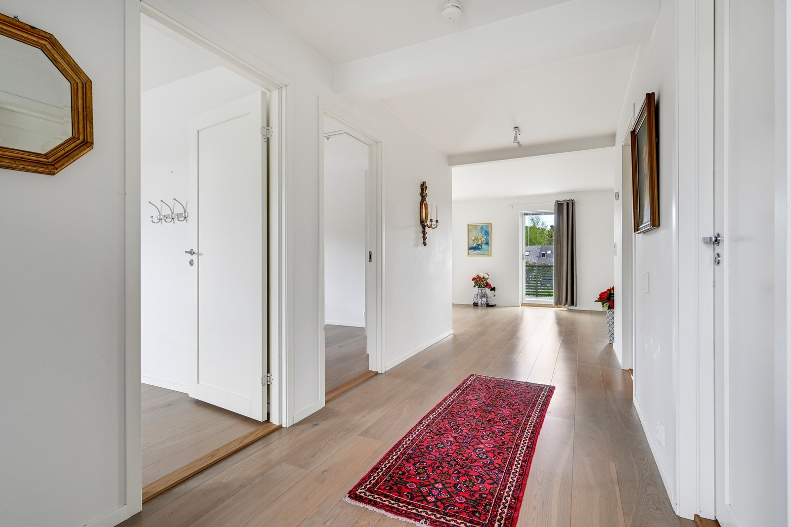 Hyggelig entré med praktisk garderobeskap. Galleribilde