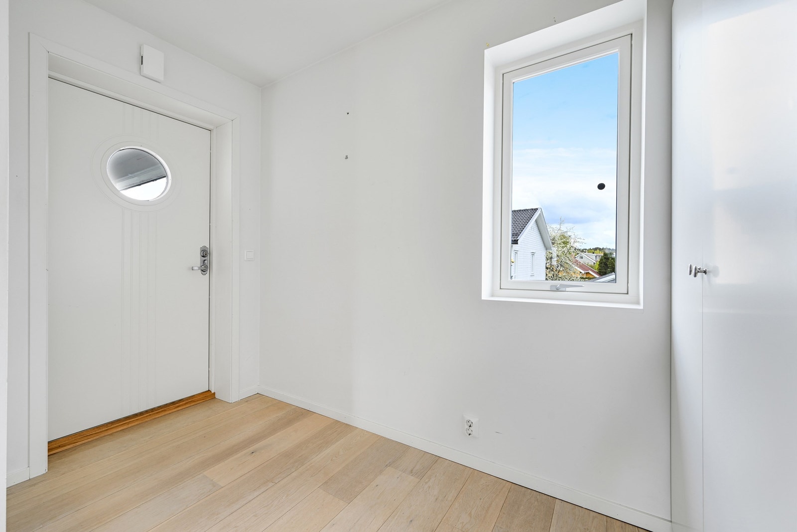 God plass til oppbevaring av yttertøy og sko. Galleribilde