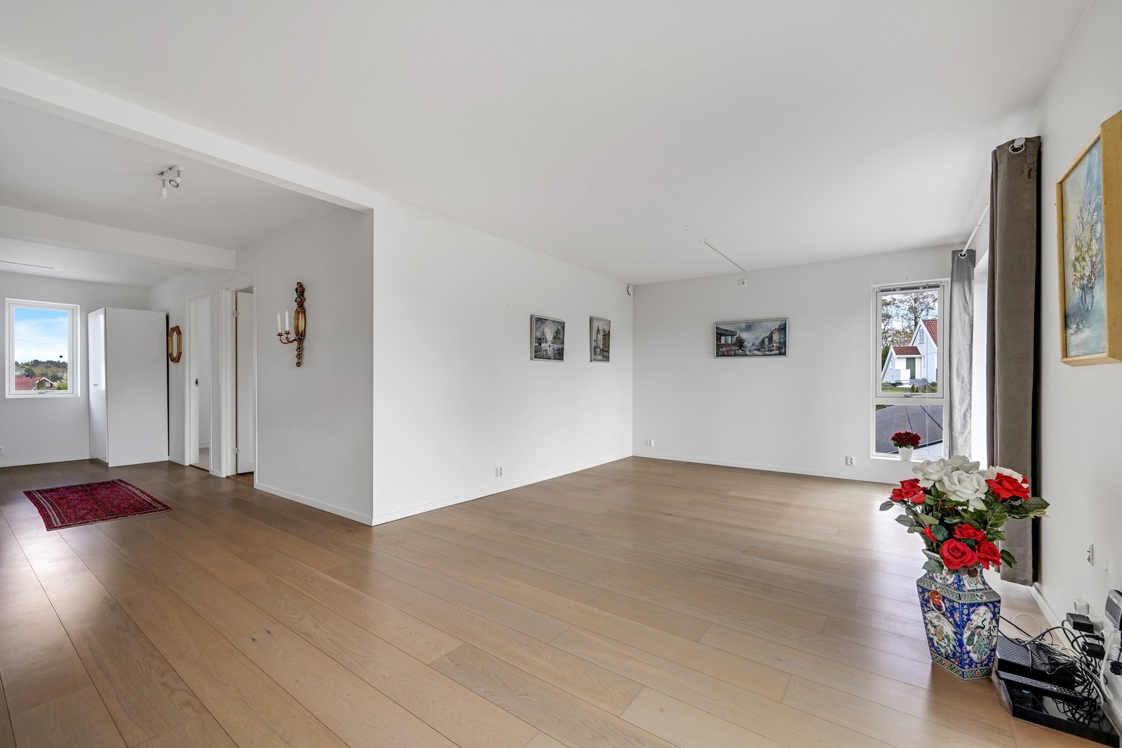 Leiligheten er gjennomgående og byr på et stilrent uttrykk, delikate fargevalg og en smart, arealeffektiv planløsning som gir en romslig og innbydende atmosfære. Galleribilde