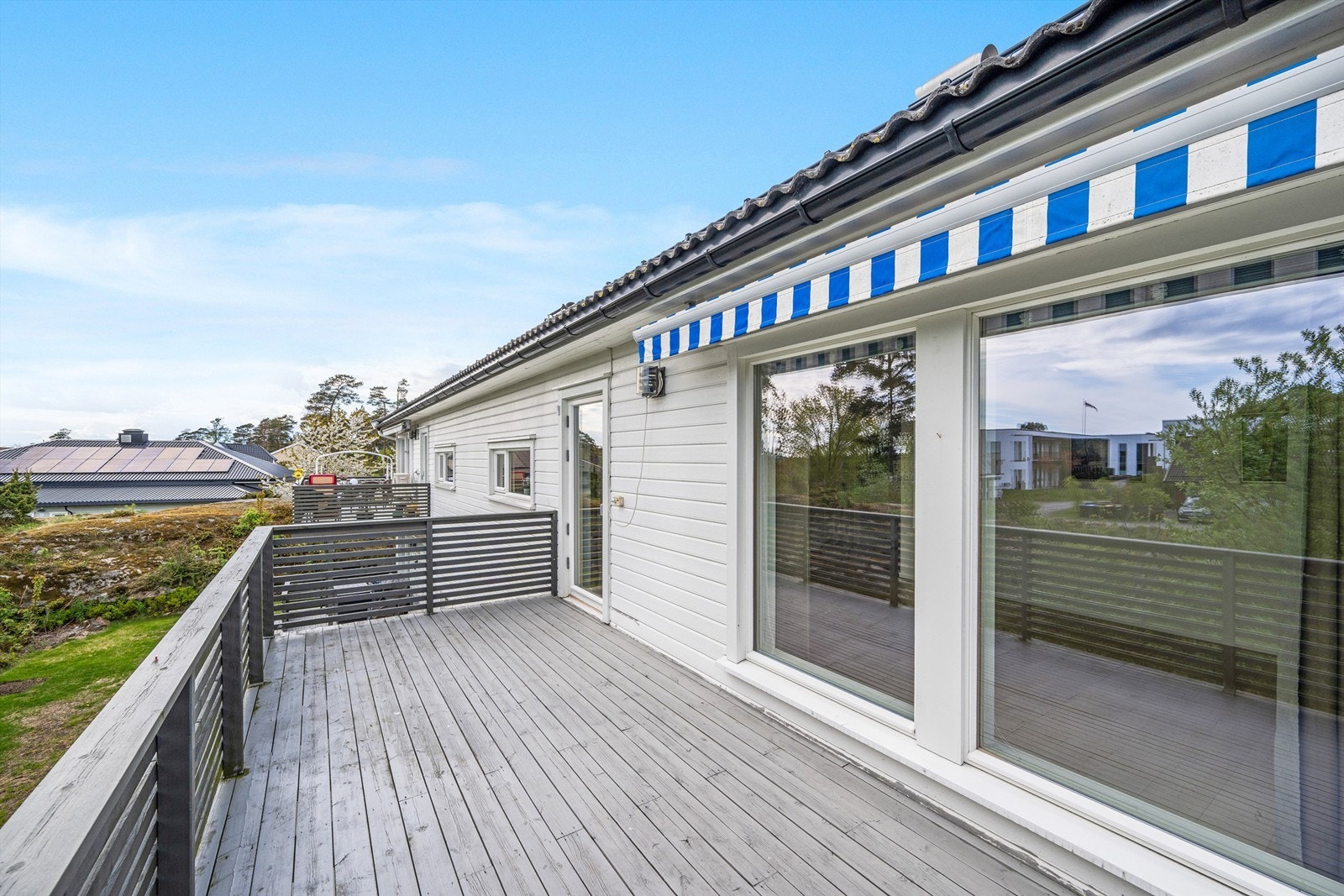 Her er det god plass til utemøbler, grill og beplantning, og området egner seg ypperlig for både avslapning og hyggelige sammenkomster. Galleribilde
