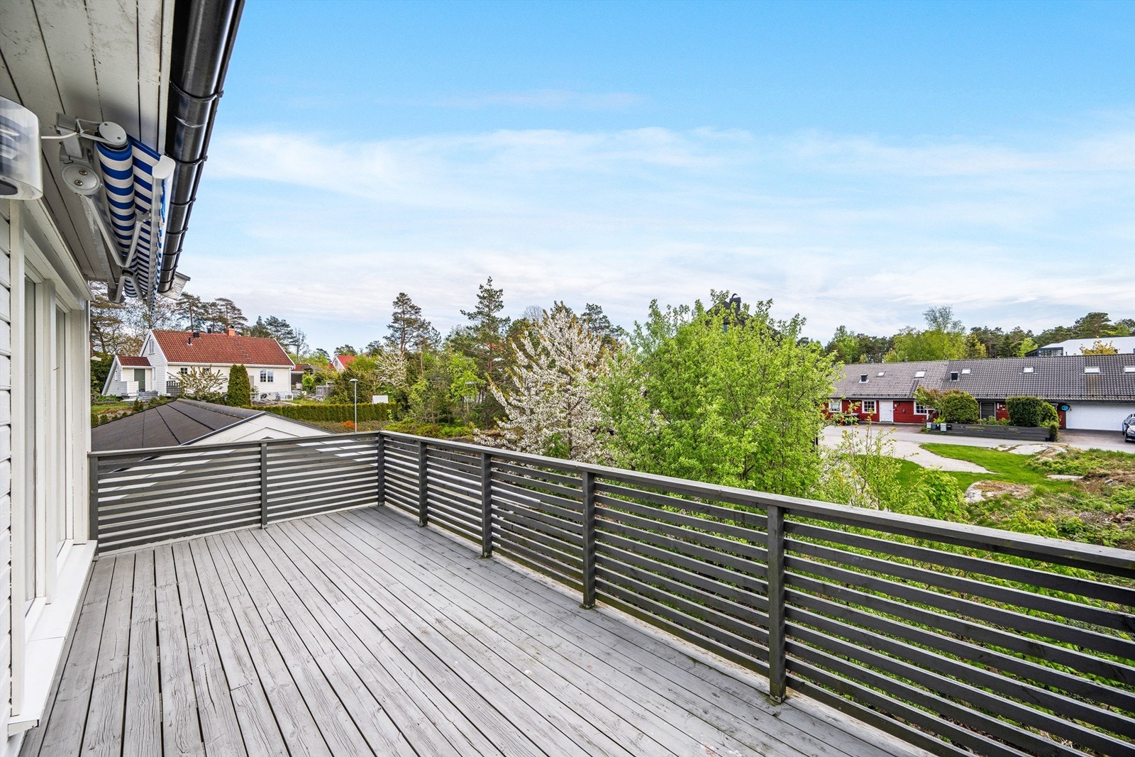 Ved inngangspartiet finnes det også en ekstra uteplass som fanger kveldssolen. Galleribilde