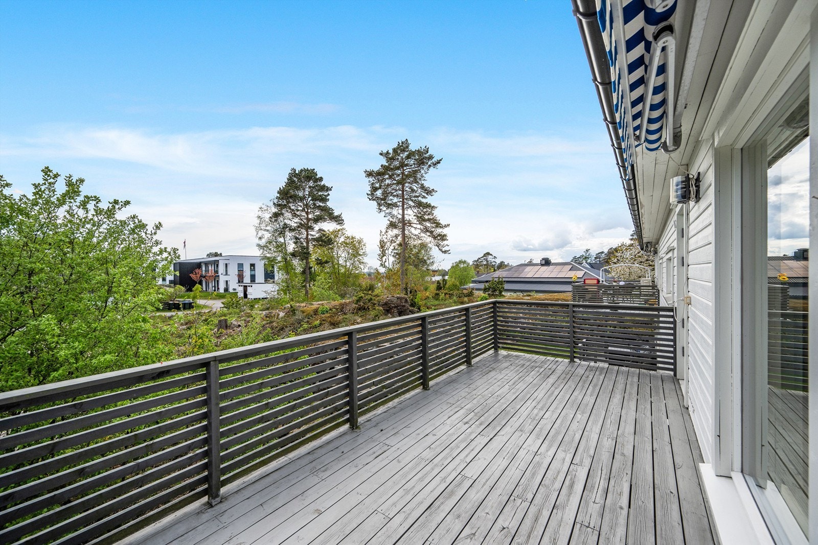 En herlig uteplass hvor du kan nyte solen fra ca. kl. 09.30 til ca. kl. 19.30. Galleribilde