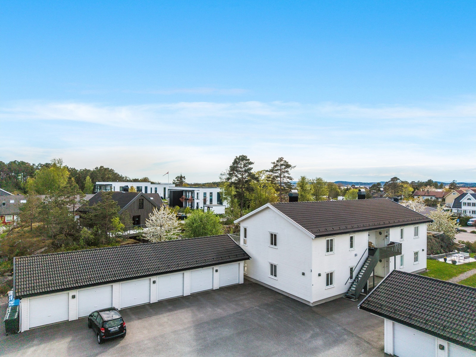 Leiligheten har garasjeplass i rekke. Her er det også muligheter for ekstra oppbevaringsmuligheter. Galleribilde