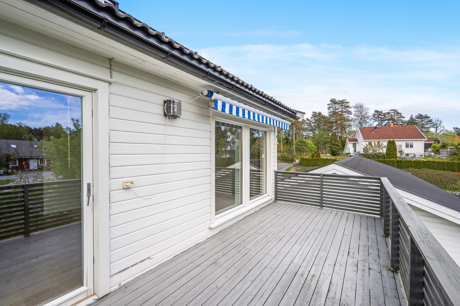 Fra stuen er det utgang til en romslig veranda på ca. 14 kvm Galleribilde