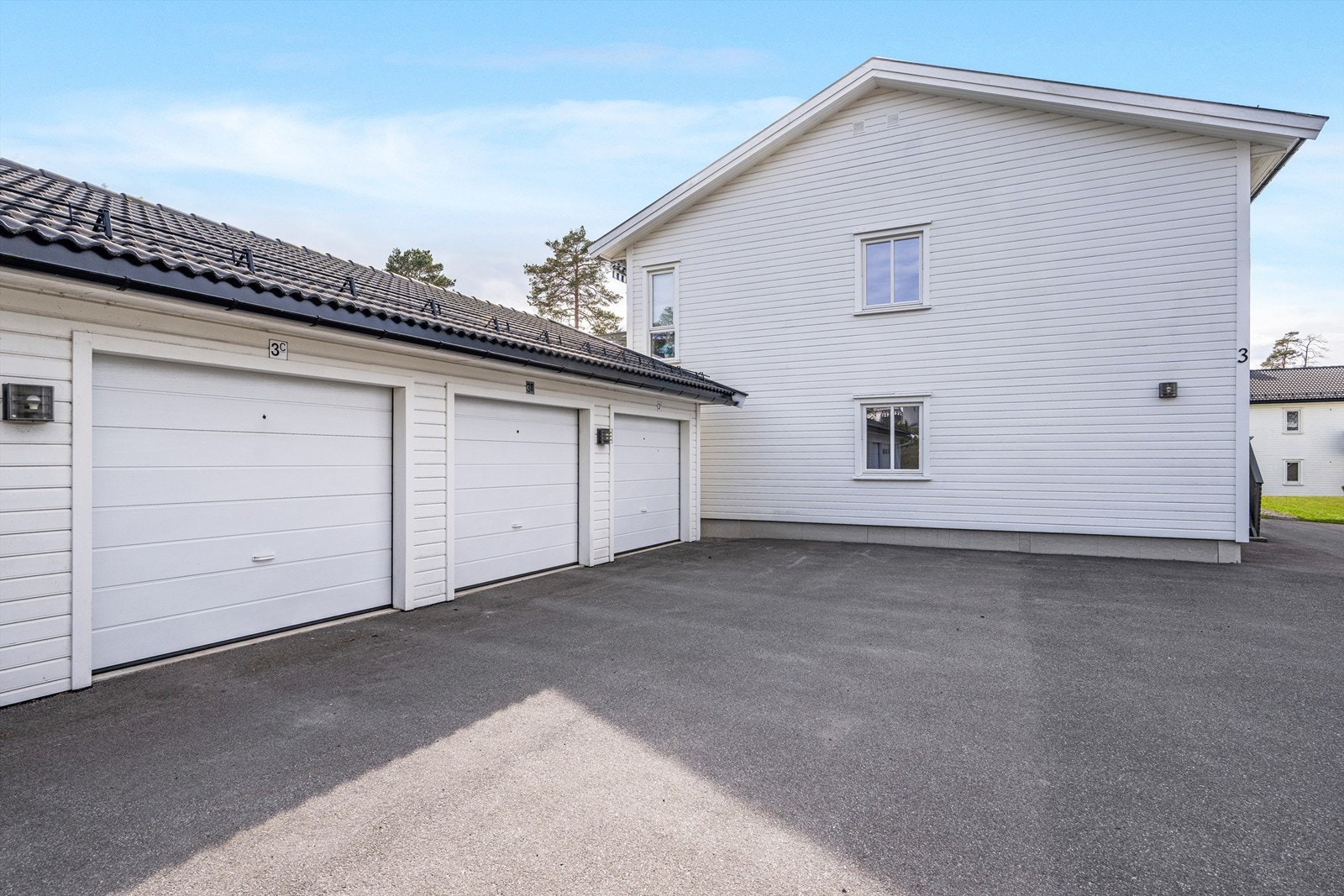 Leiligheten har garasjeplass i rekke. Her er det også muligheter for ekstra oppbevaringsmuligheter. Galleribilde