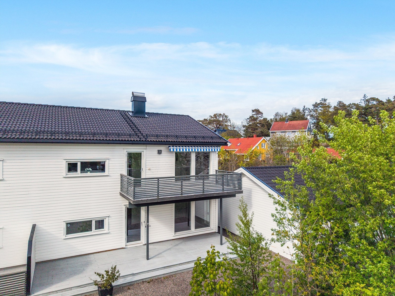 Leiligheten har adkomst fra stuen ut til en sørvendt terrasse på ca 14 kvm. Galleribilde