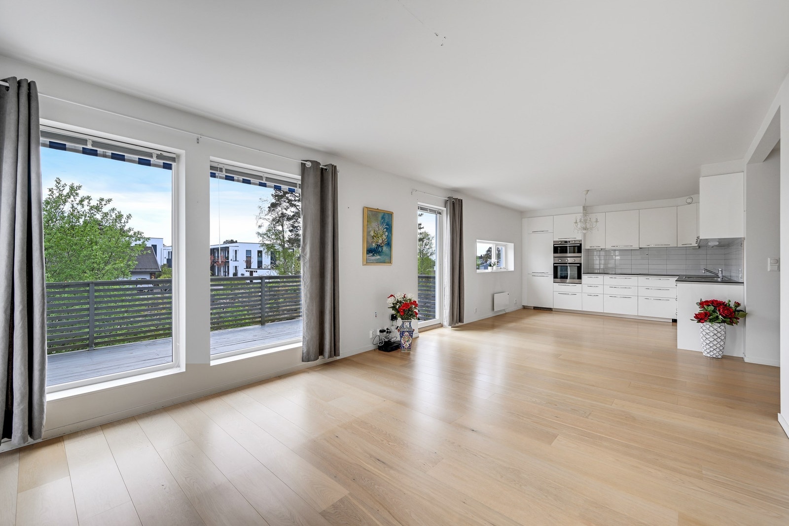 Lys og tiltalende selveierleilighet i Tjøme sentrum! 2 soverom, solrik veranda og garasjeplass. Galleribilde