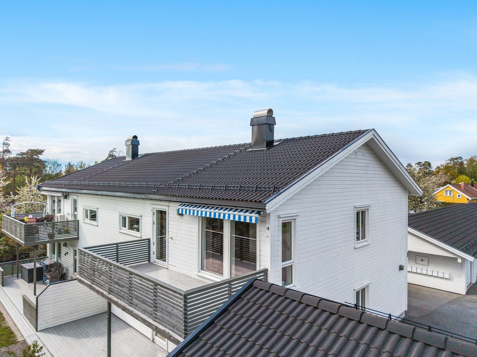 Eiertomt på 3 345,80 kvm som tilhører sameiet. Leiligheten har adkomst fra stuen ut til en sørvendt terrasse på ca 14 kvm. Galleribilde