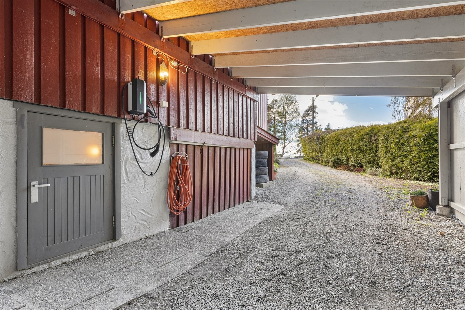 Til boligen hører en carport med installert el-bil lader og en tilknyttet bod på ca. 5,6 m². Galleribilde